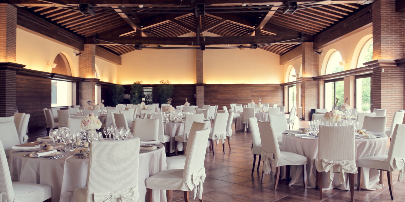 salón preparado para el banquete