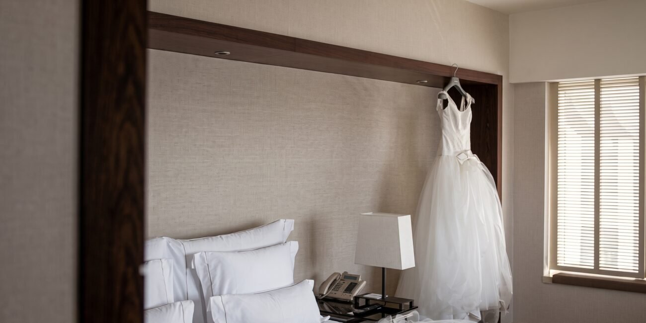 detalle del vestido de novia colgado