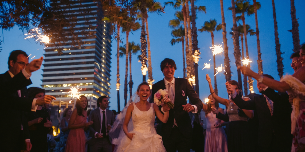 video de boda en barcelona, salida de los novios entre bengalas