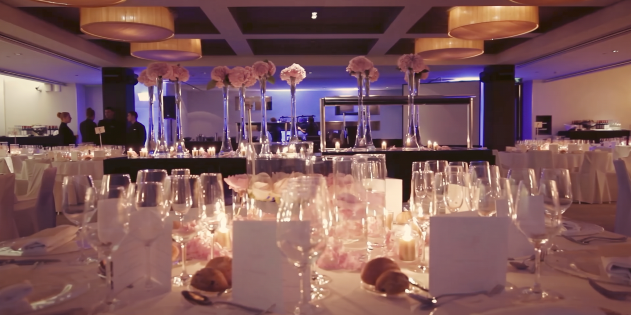 banquete con decoración en tonos morados