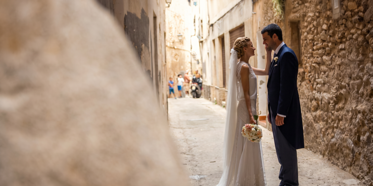 novios paseando por las calles de Barcelona
