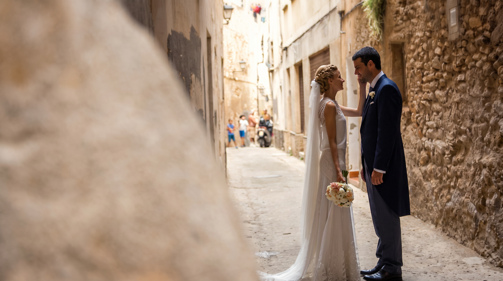 novios paseando por las calles de Barcelona