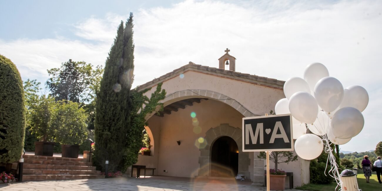 Entrada a capilla donde se celebró la ceremonia